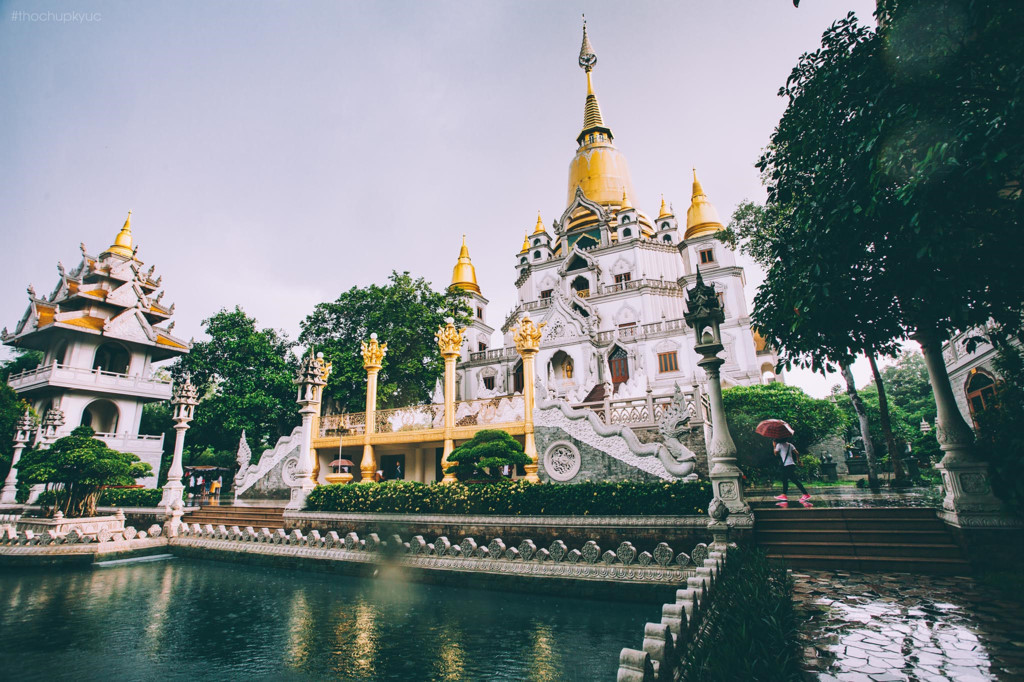 Chùa[-]vàng[-]Bửu[-]Long[-]rực[-]rỡ[-]trong[-]màn[-]mưa[-]